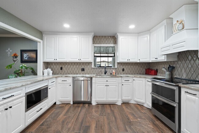 Building Photo - 115 Gyna Dr