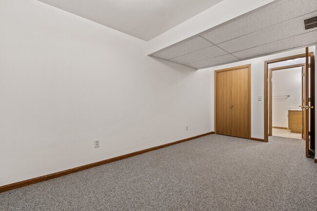 Building Photo - 1121 W Hillcrest Dr