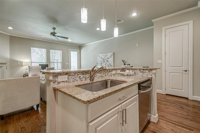 Building Photo - 7333 Valley View Ln