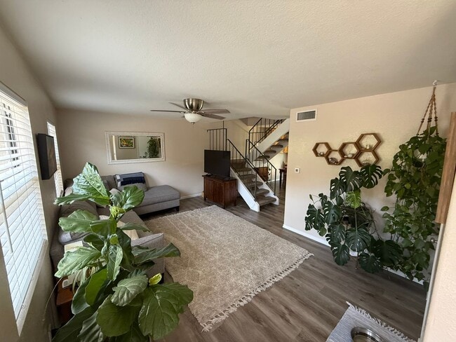 Building Photo - Spacious Two-Story 3 Bedroom, 1.5 Bath Tow...