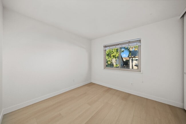Building Photo - Exceptional 4 bedroom, 3 baths + loft, 2 s...
