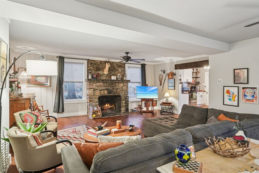 Building Photo - 916 E End Rd