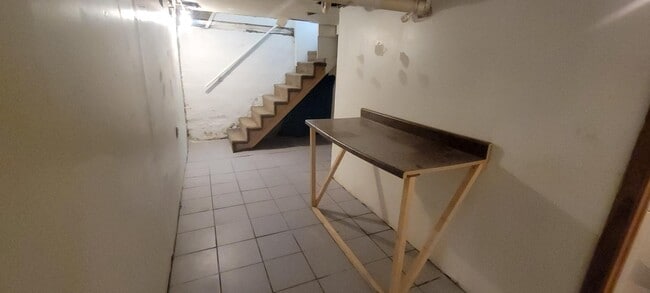 Building Photo - 706 E Lewis St