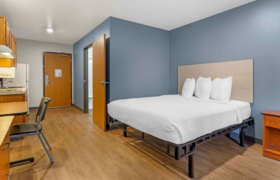 Building Photo - Furnished Studio-Fort Myers