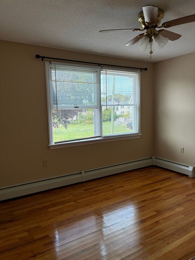 Building Photo - Wonderful 2 bedroom townhouse with heat included!