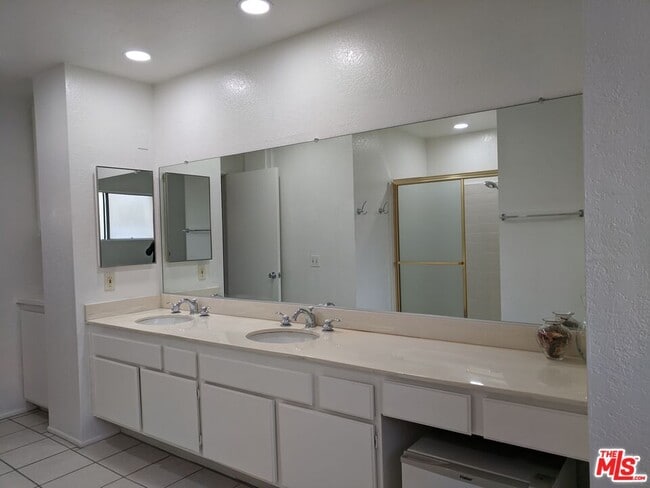 Building Photo - 831 Whitewater Dr