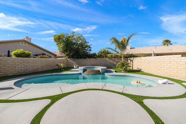 Building Photo - 49771 Lincoln Dr