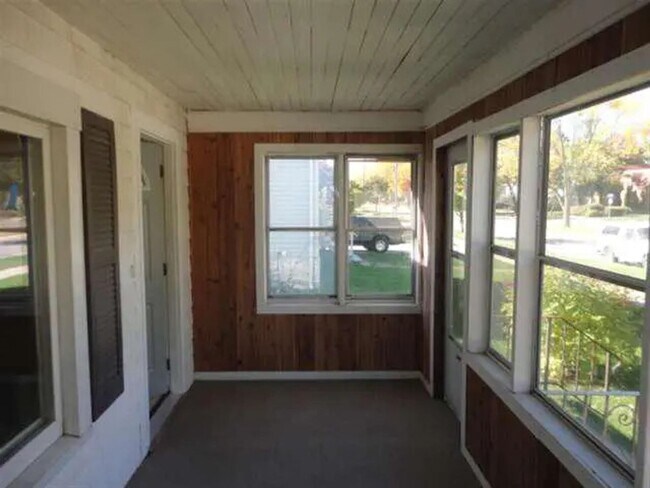 Building Photo - Great Neenah Location