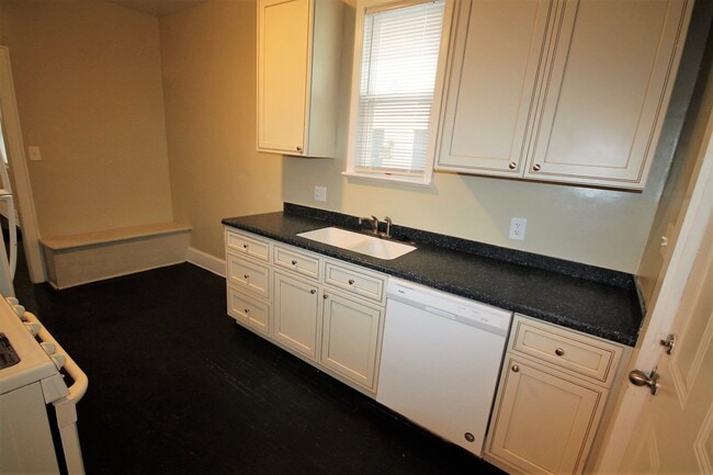 Building Photo - 27 E Duncan St