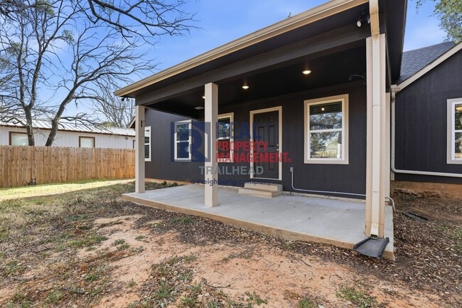 Building Photo - Spacious 3 Bedroom Home in Gated Canyon Creek