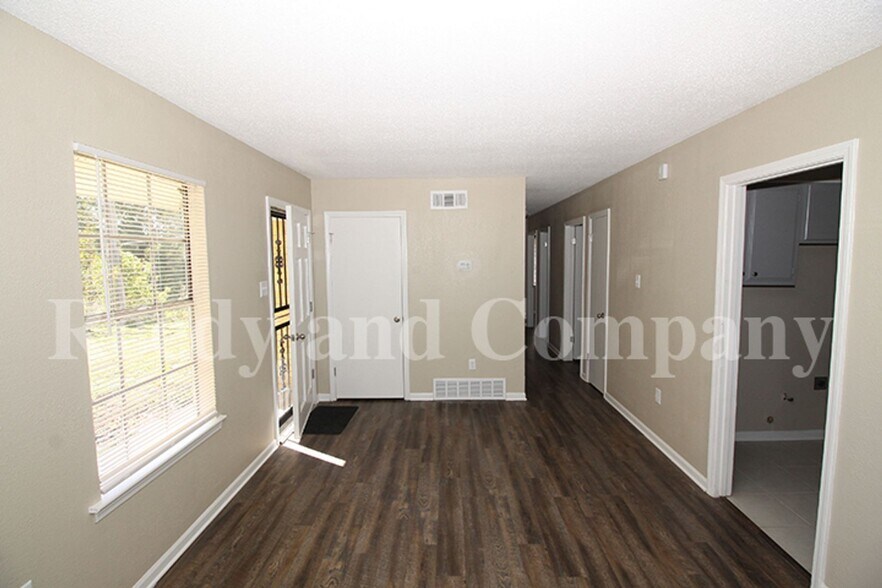 Building Photo - 3230 Sweet Springs Dr