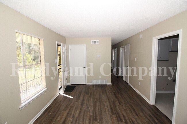 Building Photo - 3230 Sweet Springs Dr