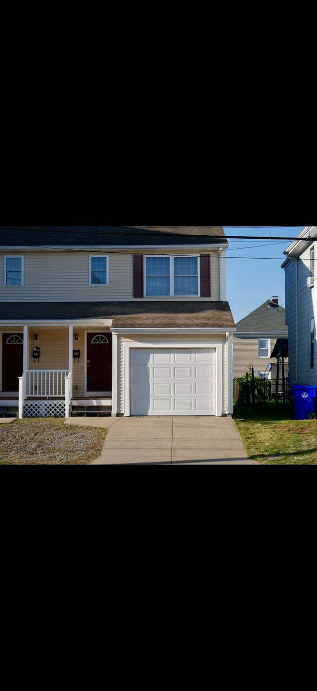 Building Photo - 63 Henry St