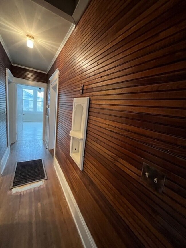 Building Photo - Beautifully rehabbed 4 Bedroom 2 Bath olde...