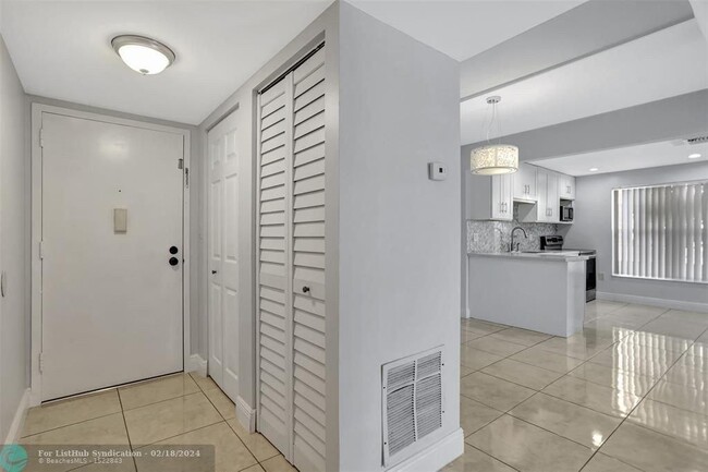 Building Photo - 4156 Inverrary Dr