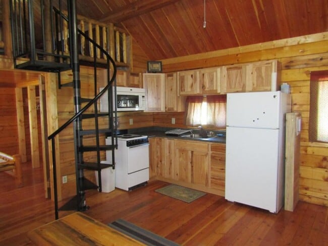 Building Photo - 517 MT-200