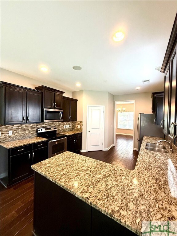 Building Photo - 210 Willow Oak Dr