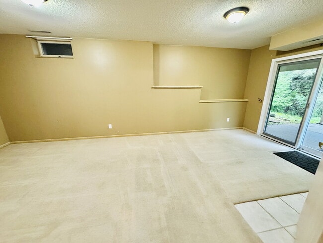 Building Photo - 9120 Trotters Ln