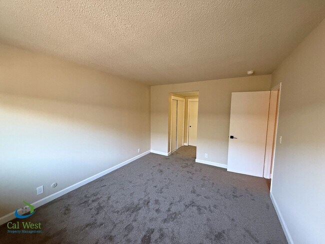 Building Photo - 5863/5865 Hillview Ave.