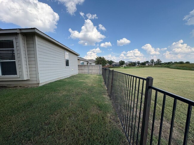 Building Photo - GREAT Home in NWISD with Amenities!