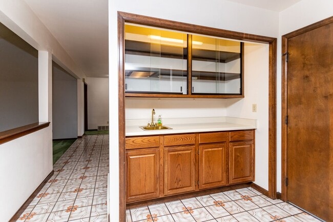 Building Photo - Charming home with Golf Course Views!!!