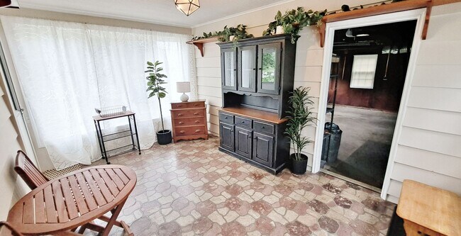 Building Photo - Fully Furnished 4 Bed / 1-1/2 Bath Single Family Home w/2 Car Garage