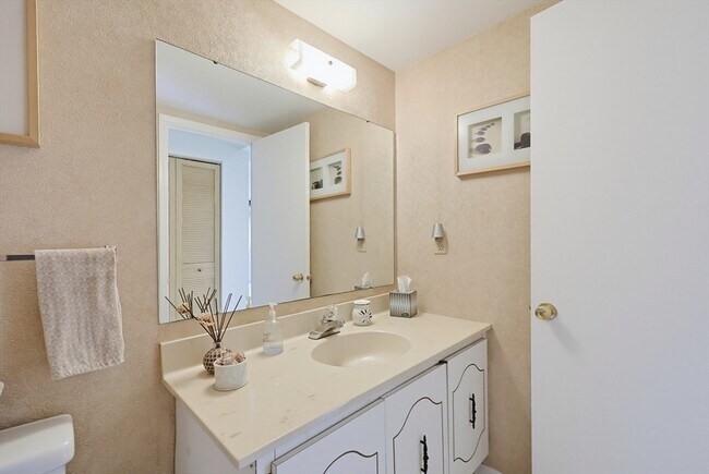 Building Photo - 52 Rosewood Dr
