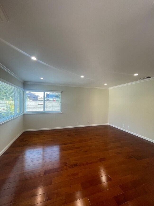 Building Photo - 1249 Hoover St