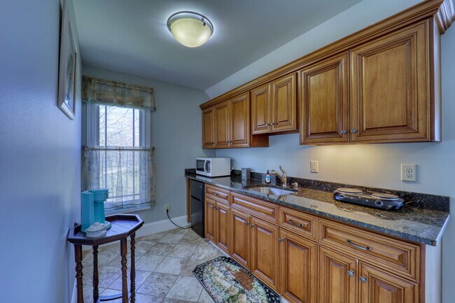 Building Photo - 137 N Ridge Ln