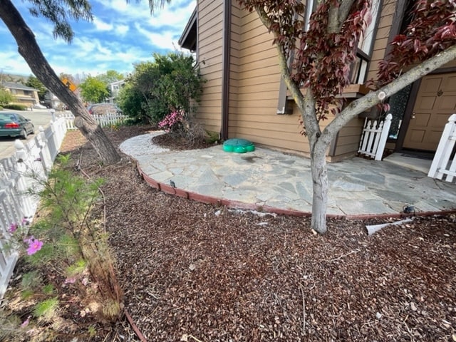 Fenced patio - 1298 Chewpon Ave
