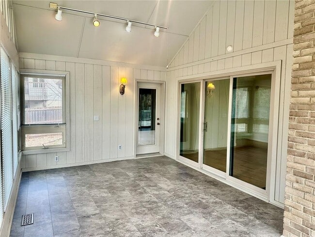 Building Photo - 4 Lois Ln