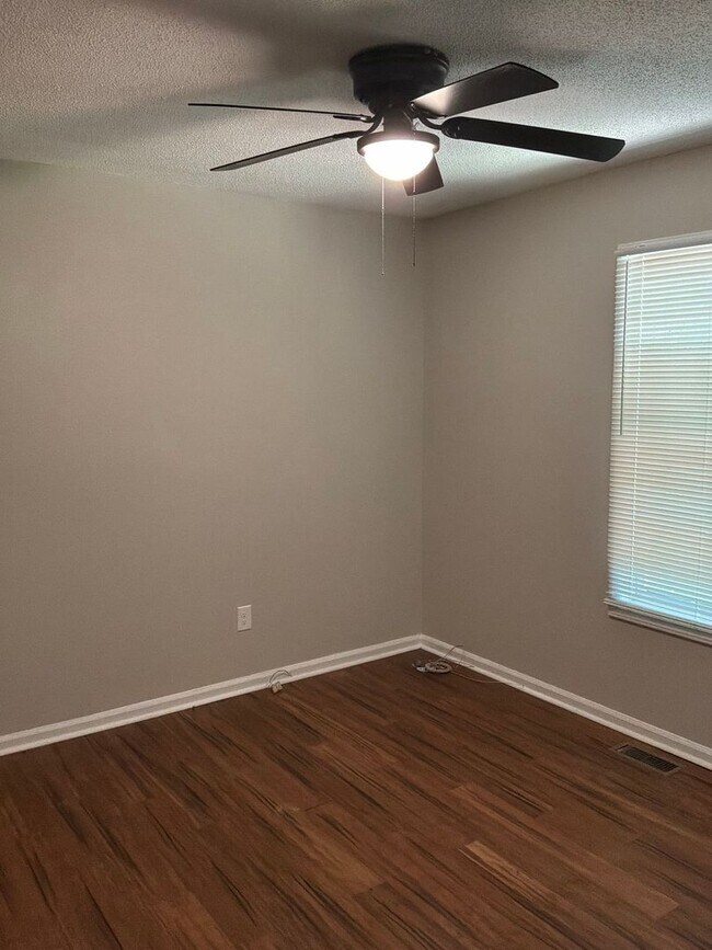 Building Photo - Available Now!! Three Bedroom Two Full Bath Home!