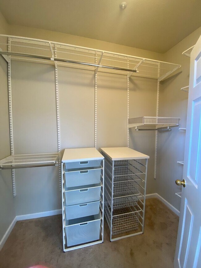 Building Photo - Low Deposit W/ Garage Parking & In Unit Laundry!