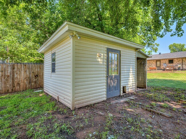 Building Photo - $300 0ff your move in for October 1st! All...