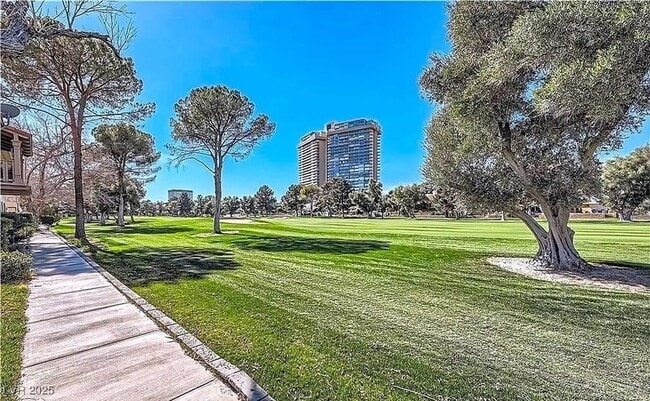 Building Photo - 3045 Pinehurst Dr