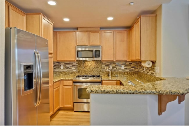 Building Photo - Newer 3bedrooms townhouse with 2 Cars Garage and AC in Fremont Niles area for rent