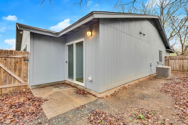 Building Photo - 2203 E Stassney Ln