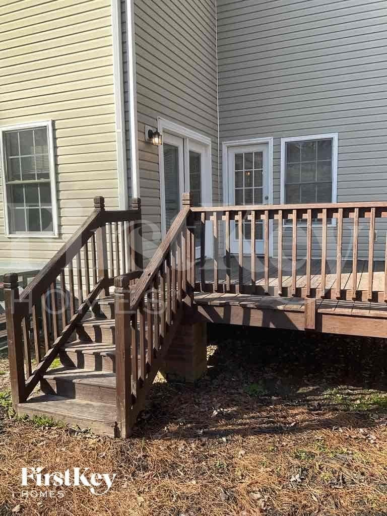 Building Photo - 811 Willow Ln