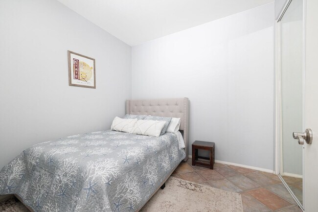 Building Photo - 1079 Sapphire St