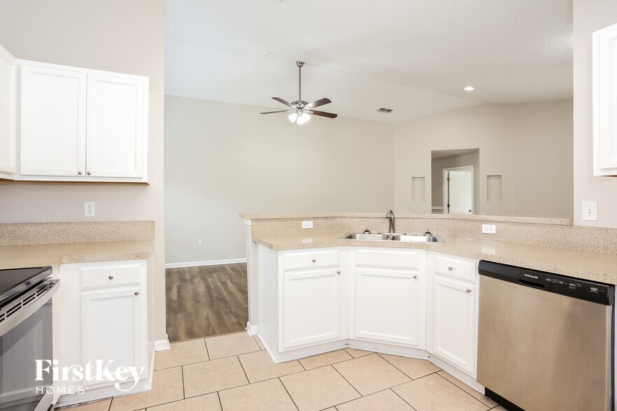 Building Photo - 8353 Longspur Ave