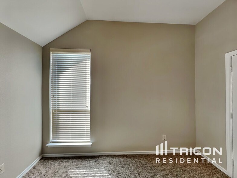 Building Photo - 718 River Run Dr