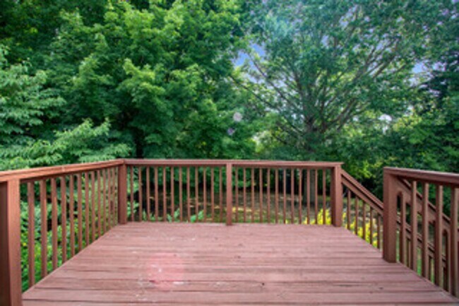 Building Photo - Knoxville 37934 - Split-level Home with 4 Bedrooms, 2 Baths & a 2-car garage. Call Lisa Vineyard ...