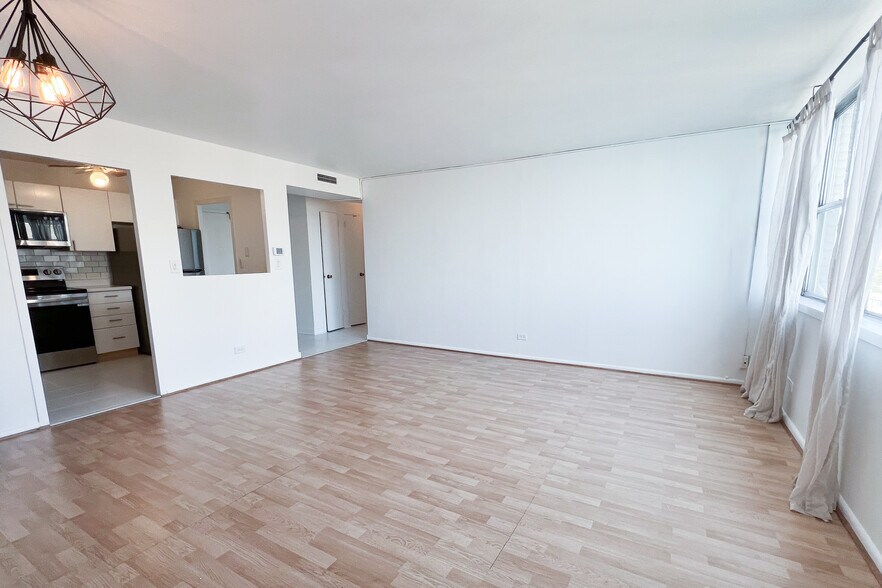 Living Room - 6301 N Sheridan Rd