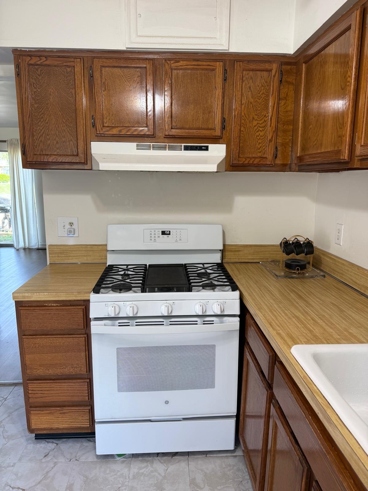 Gas cooking with oven range - 149 Echelon Rd