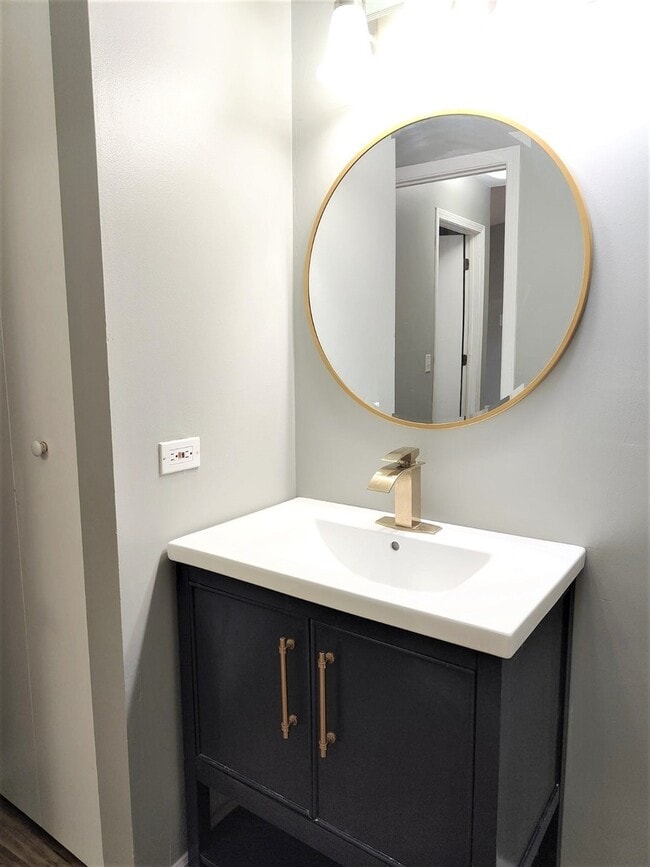 Building Photo - 21W581 North Ave