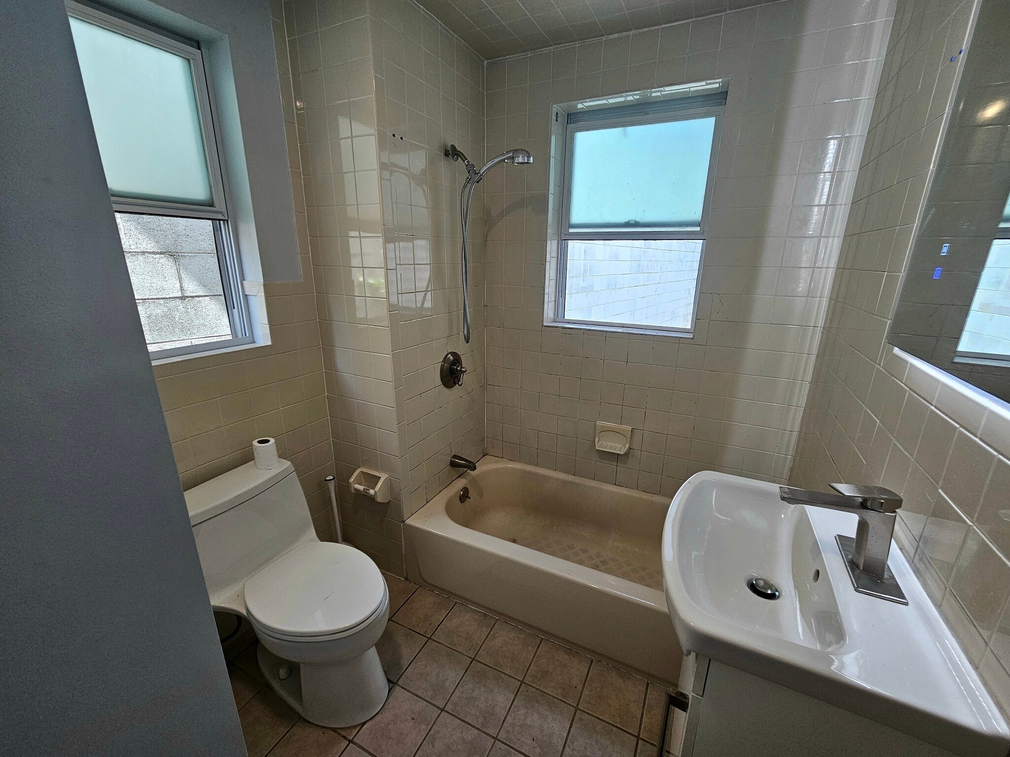 Building Photo - 5 River St