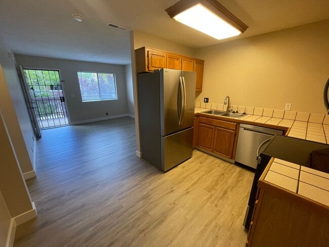 Building Photo - 1 Bedroom Condo Close to UNR!
