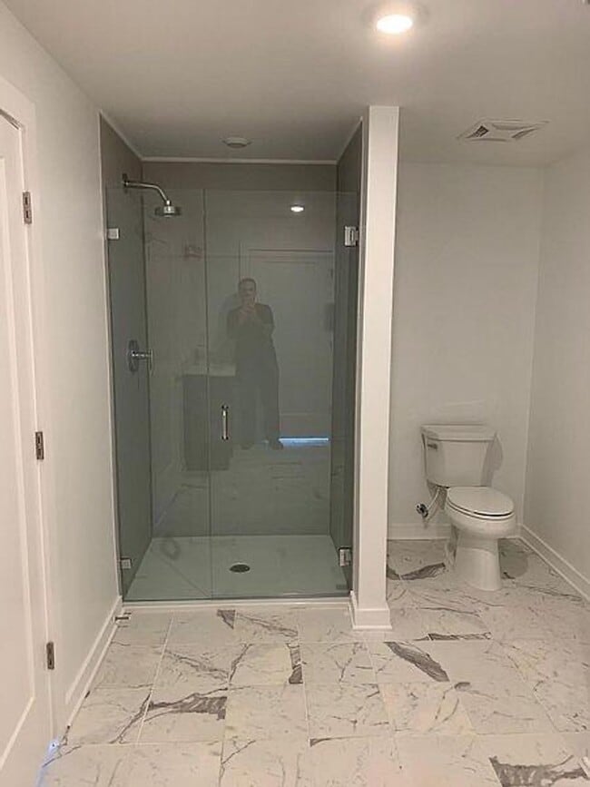 Building Photo - Sleek 2 bed 2 bath West End condo!