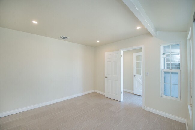 Building Photo - Completely Remodeld W/ Swimming Pool!