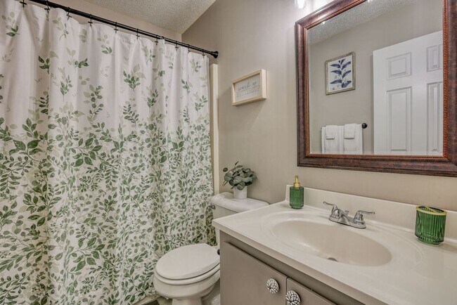 Building Photo - 3 BED | 3 BATH | POOLER | FURNISHED